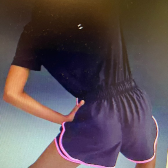 WOMENS NIKE DRI FIT RUNNING SHORTS SIZE MEDIUM IN BLACK/PINK NWT! - Picture 2 of 5